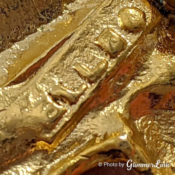 Vintage Elle Magician Clown & Rabbit Enamel Gold Tone Brooch - Picture 6 of 7